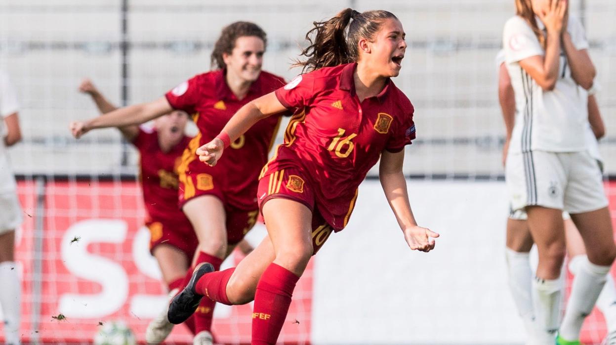 La jugadora española Maria Llompart celebra tras marcar el 1-0 en la final del torneo europeo femenino sub-19