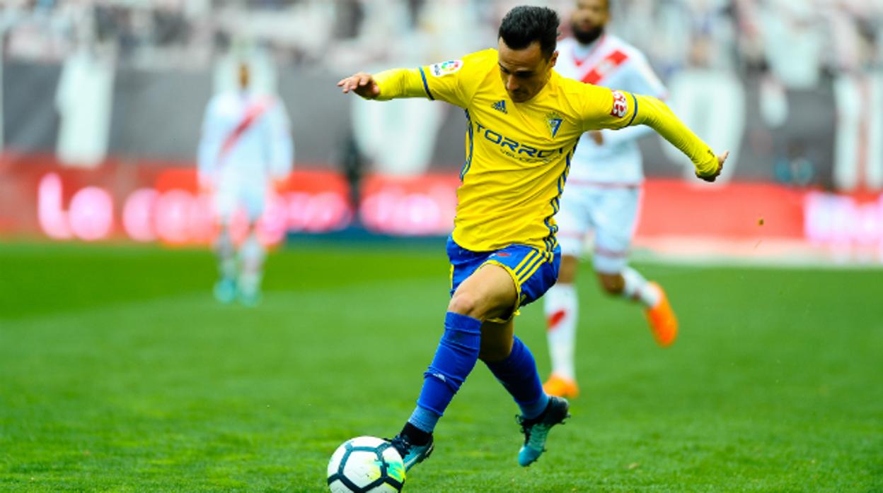 Álvaro García en un partido con el Cádiz CF