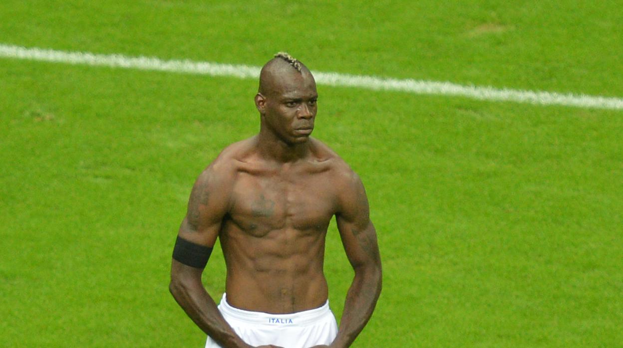 Balotelli celebrando su gol en las semifinales de la Europa de 2012 con Italia, ante Alemania