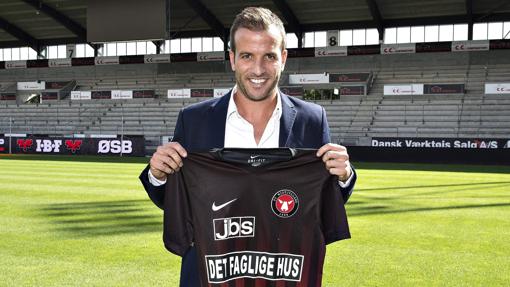 Van der Vaart posando con la camiseta de su último equipo, el Midtjylland de Dinamarca