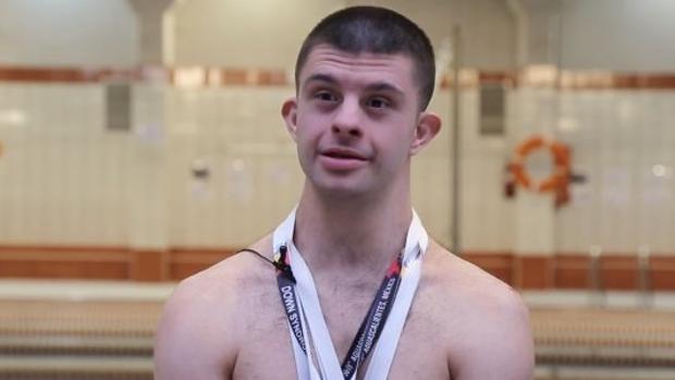 Cinco medallas de oro para Carlos Hernández, nadador con Síndrome de Down