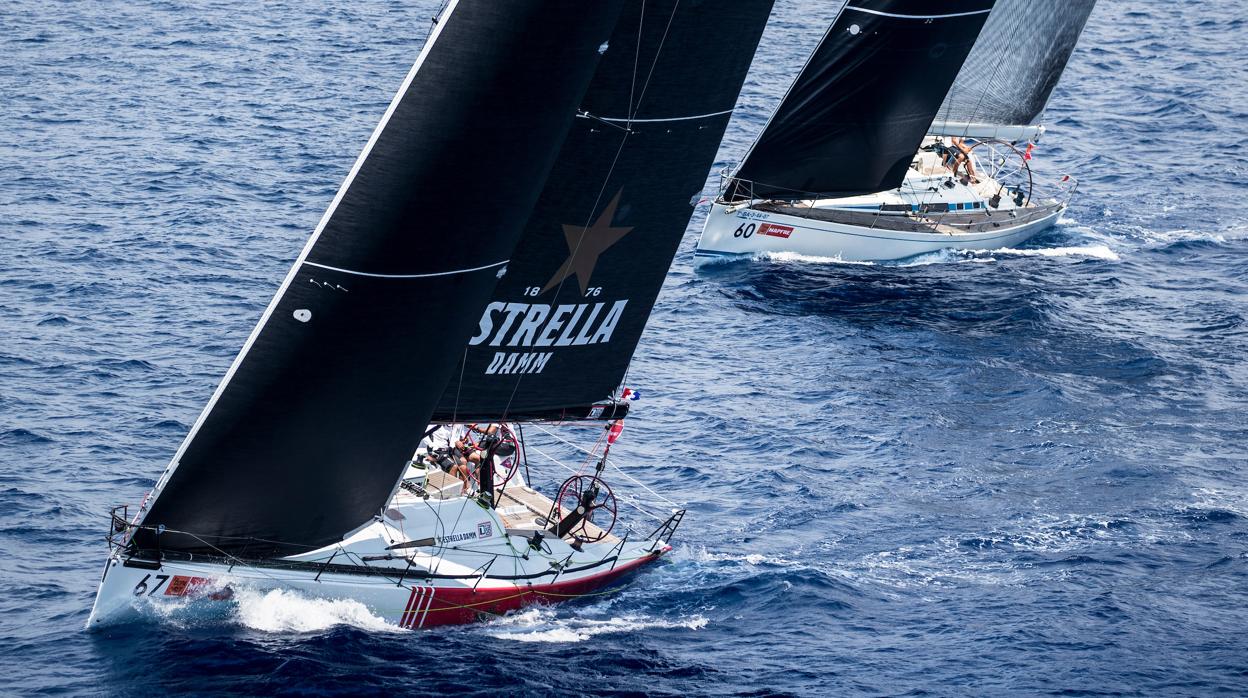 El «Estrella Damm» remata la faena en la regata larga