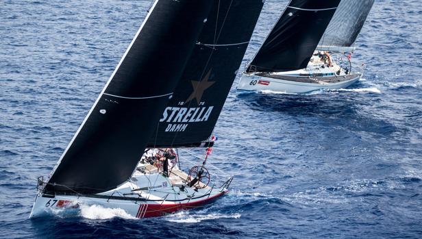 El «Estrella Damm» remata la faena en la regata larga