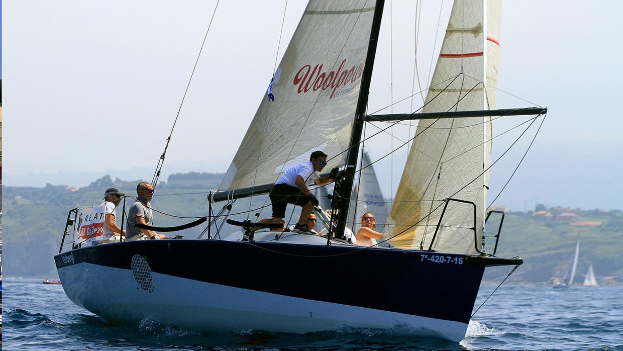 El «Urbegi», vencedor del primer bastón en Gijón, de la Regata El Gaitero