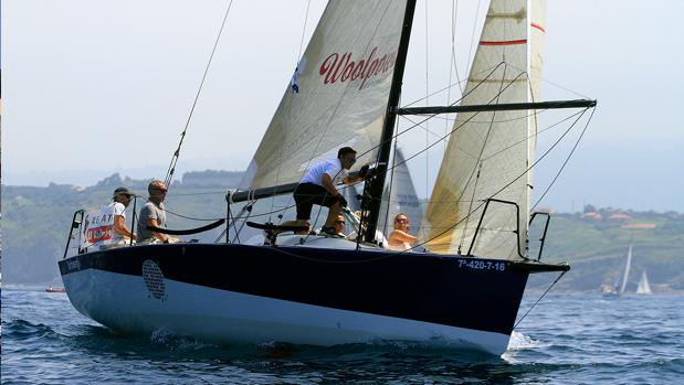 El «Urbegi», vencedor del primer bastón en Gijón, de la Regata El Gaitero