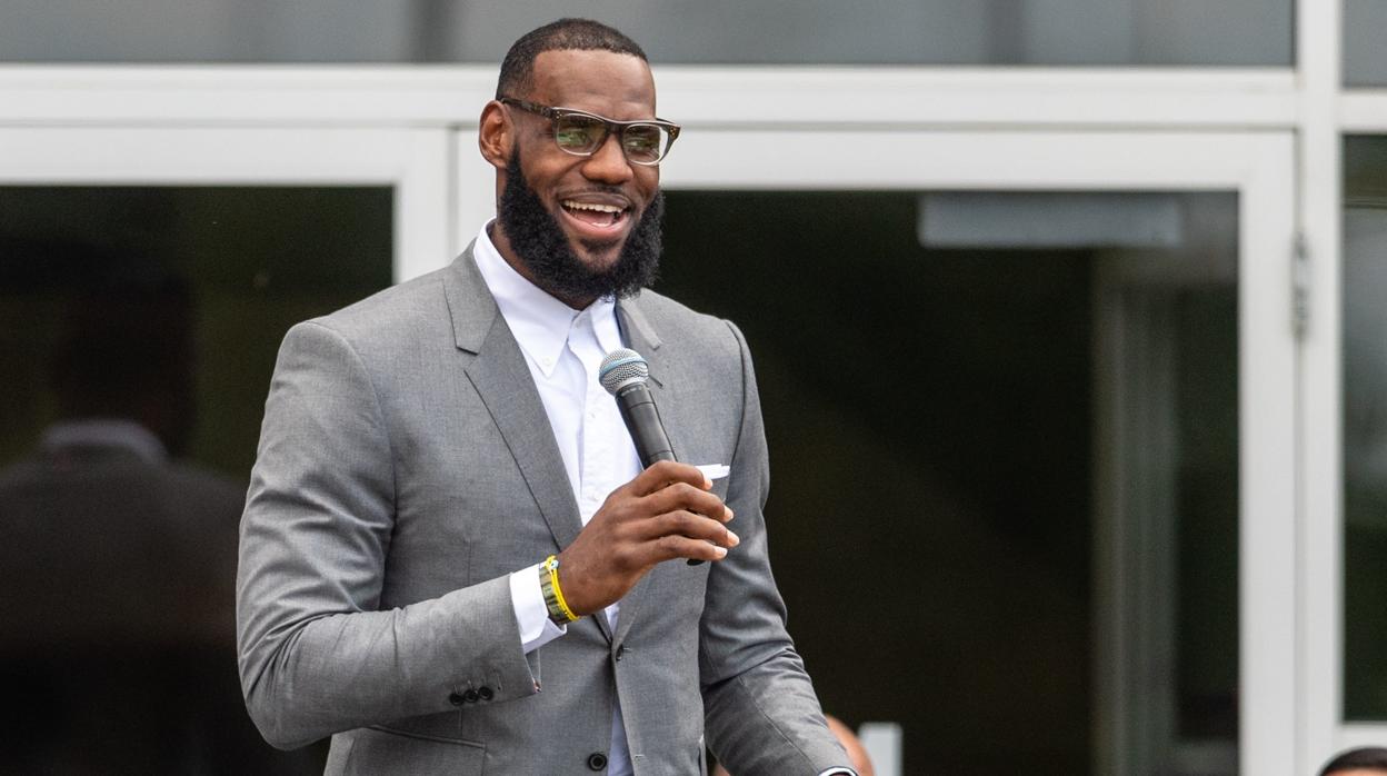 El jugador de la NBA, Lebron James, en la inauguración de la escuela I Promise en Akron, Ohio