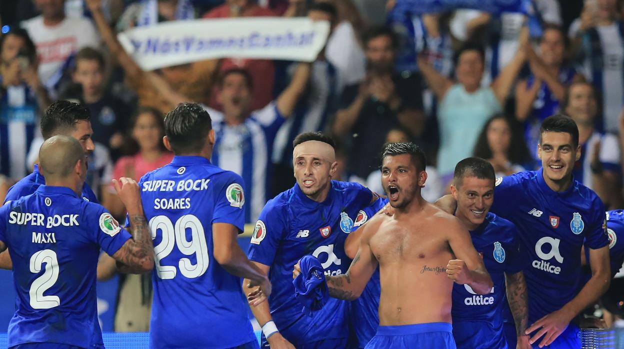 El Oporto celebra uno de los tantos anotados en la Supercopa de Portugal