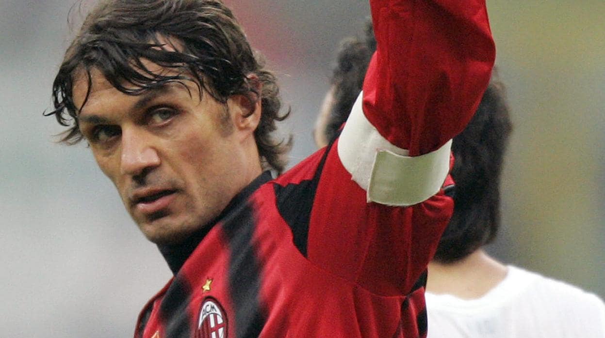 Maldini, con el brazalete de capitán del Milán