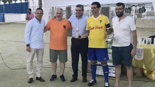 Los Veteranos del Cádiz CF se llevan el VI Trofeo Carranza