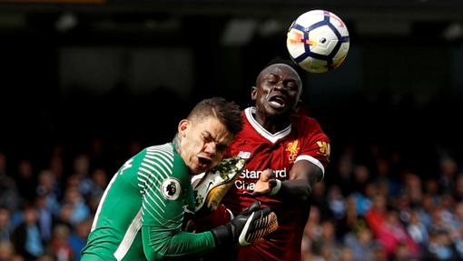 Ederson en un encuentro entre el Manchester City y el Liverpool