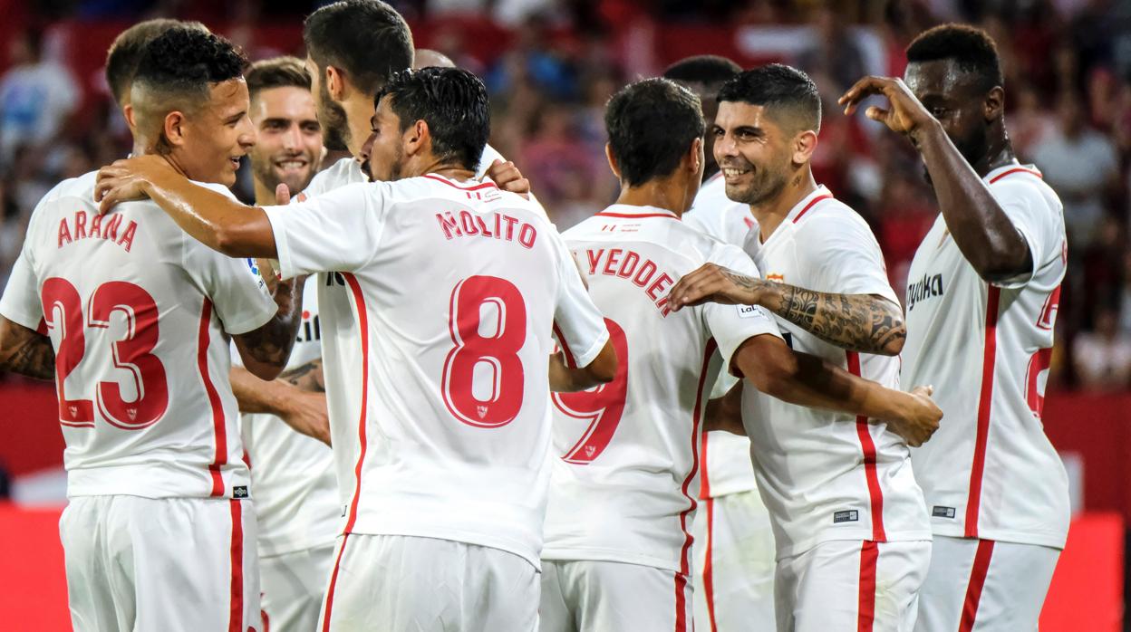 Los jugadores del Sevilla celebran el gol de Éver Banega