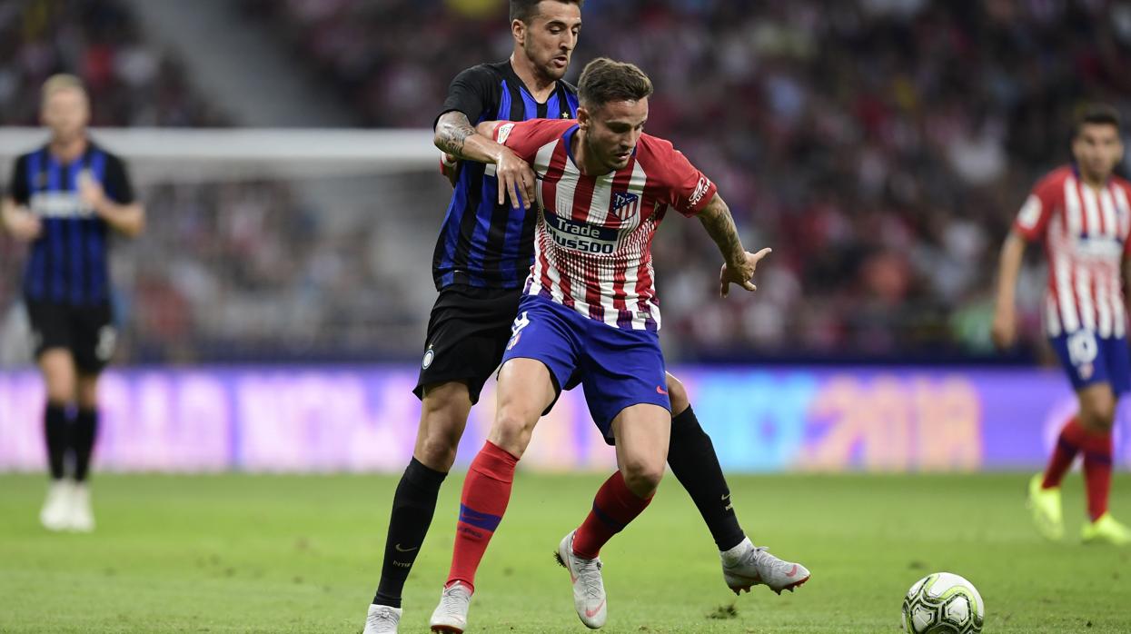 Saúl protege la pelota ante la presión de Matias Vecino