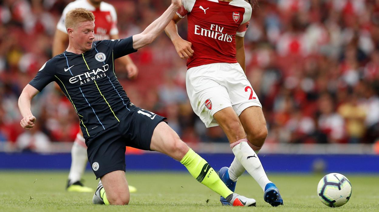 De Bruyne, disputa un balón en el choque ante el Arsenal