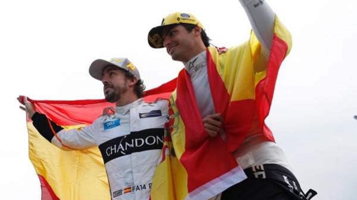 Imagen de los dos pilotos españoles Fernando Alonso y Carlos Sainz Jr. en el circuito de cataluña