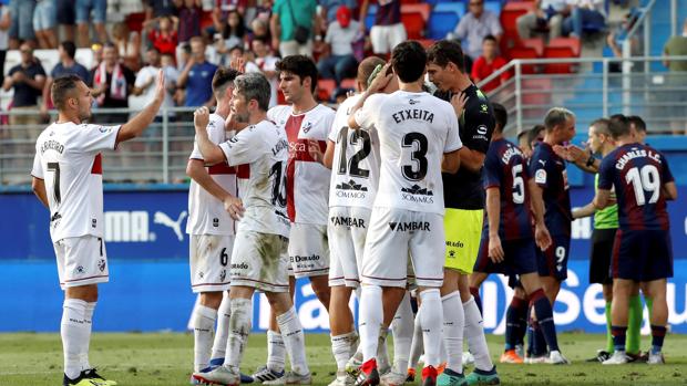 Gallar alumbra el brillante debut del Huesca en Primera