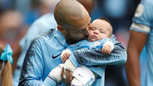 David Silva saltó al campo acompañado de su hijo