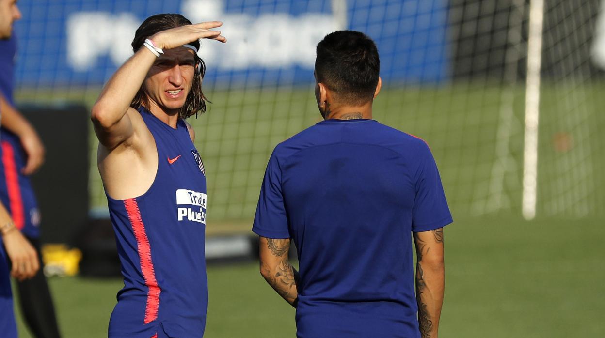 Filipe Luis, en el entrenamiento de este domingo con el Atlético de Madrid