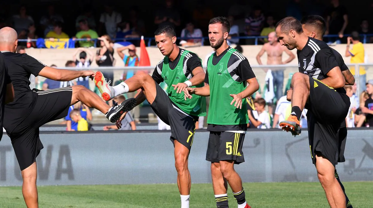Pjanic, en un entrenamiento del Juventus, con Cristiano Ronaldo y Chiellini