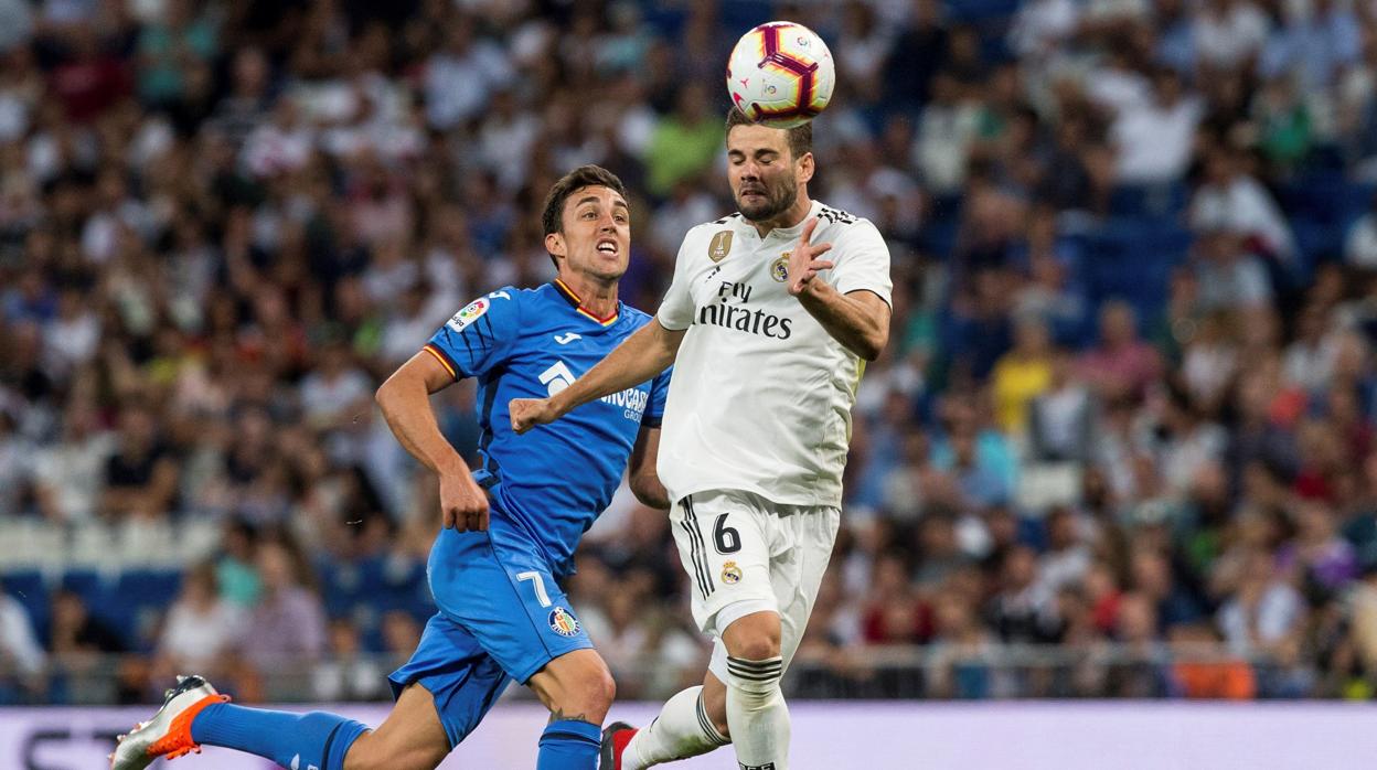 Nacho disputa el balón a Mata en el estreno de Liga contra el Getafe