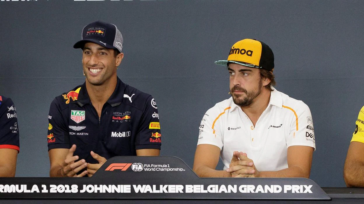 Daniel Ricciardo y Fernando Alonso durante una rueda de prensa en el circuit0 de Spa-Francorchamps