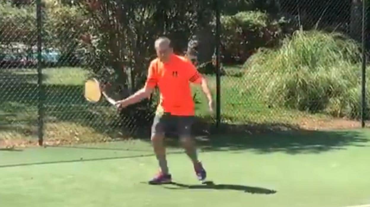 Así juega al tenis Manolo Santana a sus 80 años