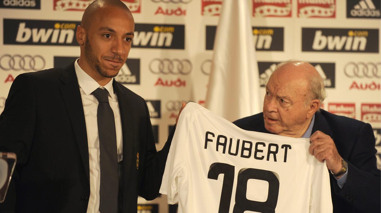 Julien Faubert, junto a Alfredo Di Stéfano, en su presentación con el Real Madrid