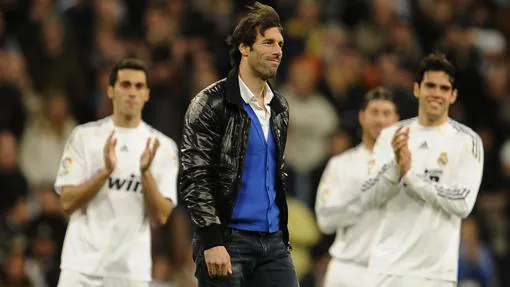 Van Nistelrooy en su despedida en el Santiago Bernabéu, junto a sus compañeros