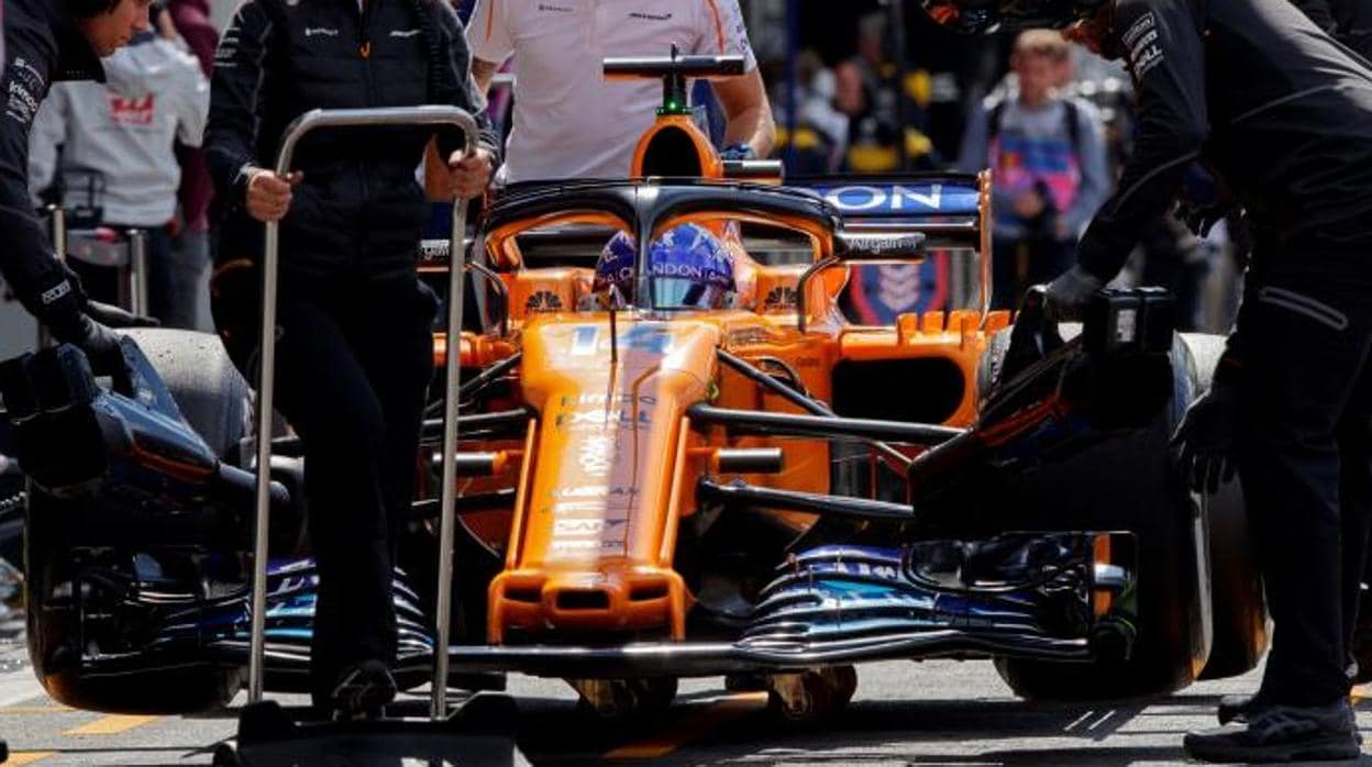 Fernando Alonso ayer en el garaje de McLaren