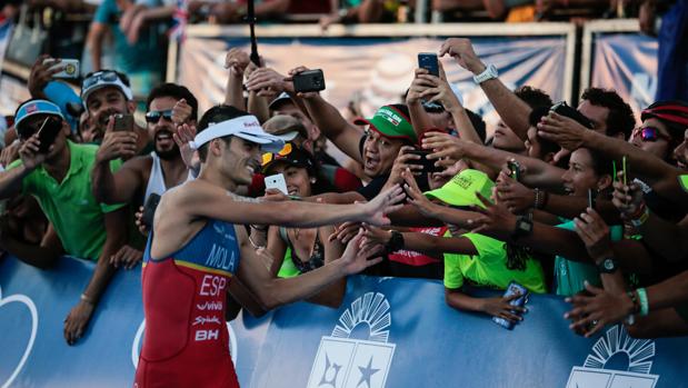 Mario Mola acaricia su tercer título mundial