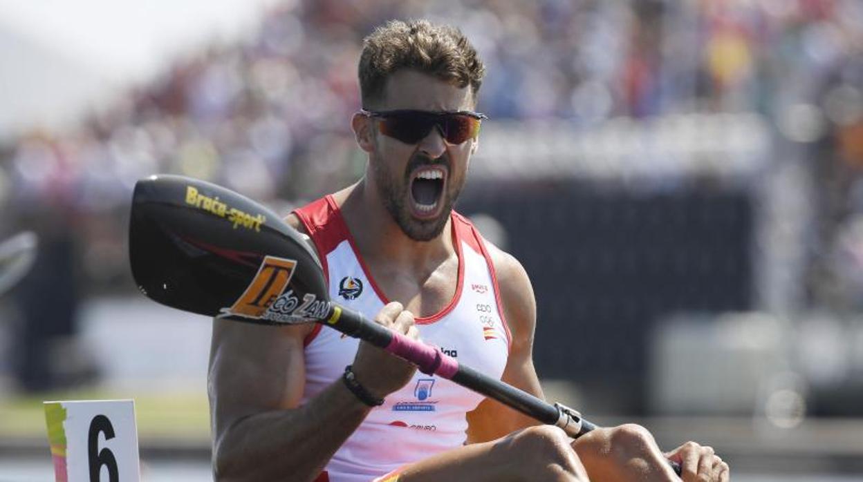 Carlos Garrote celebra el oro conseguido en la categoría K1 200 durante el Mundial de piragüismo de Portugal