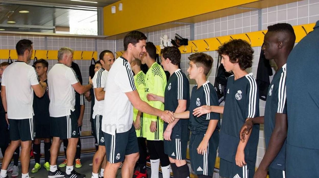 Xabi Alonso saluda a sus jugadores