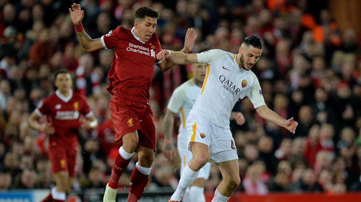 Roberto Firmino del Liverpool disputa el balón con Kostas Manolas de la AS Roma