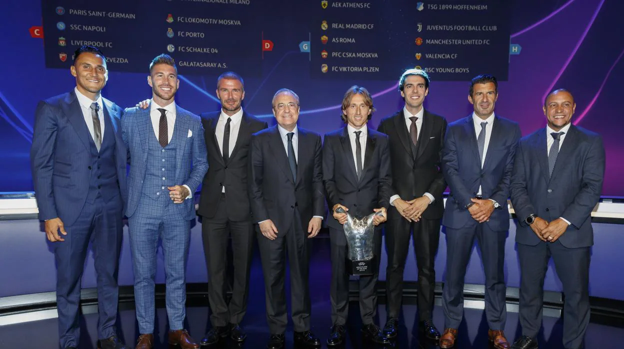 Keylor, Ramos, Beckham, Modric, Kaká, Figo y Roberto Carlos junto al presidente del Real Madrid, Florentino Pérez