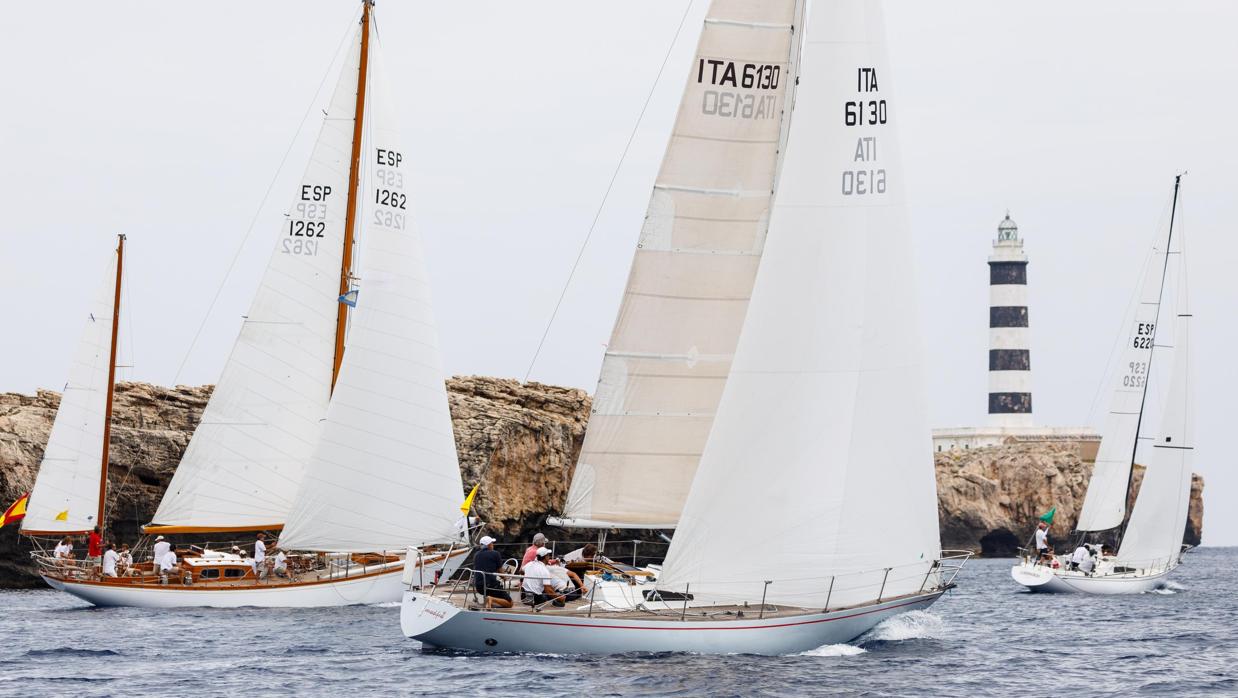 Los líderes no aflojan en la segunda jornada de la Copa del Rey de Barcos de Época de Mahón