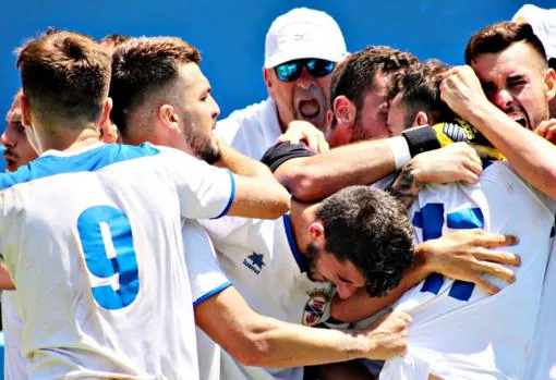 Los jugadores del Tenisca celebran la victoria ante la UD San Fernando