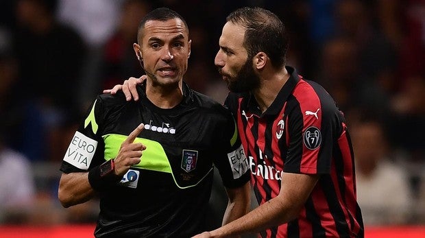 El VAR evita el primer gol de Higuaín en el Milán