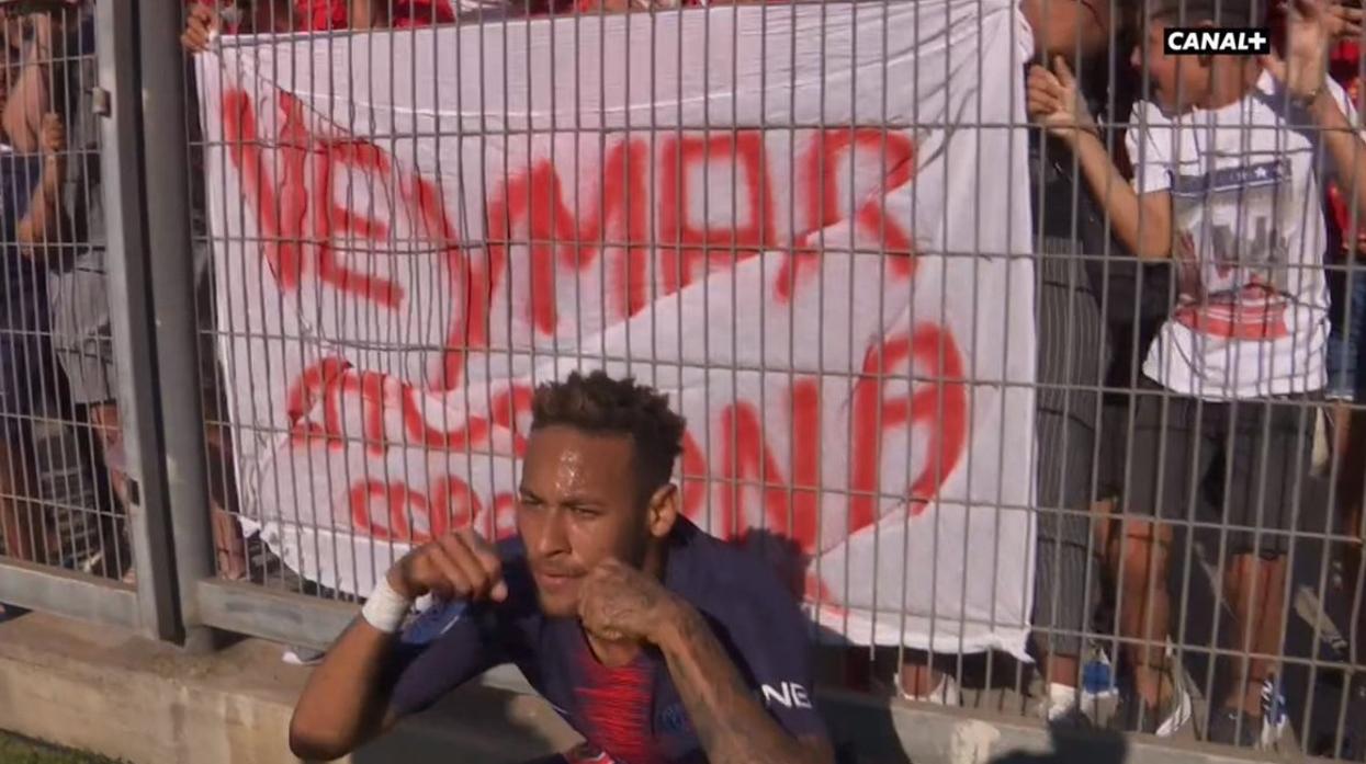 Neymar, «llorando» ante la afición rival después de marcar el gol