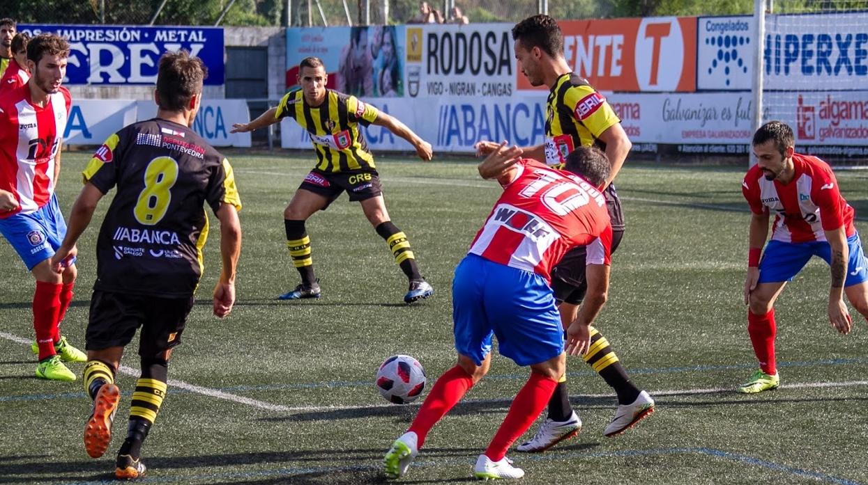 Partido de Liga de Segunda B entre el Rápido de Bouzas y el Navalcarnero, que jugarán la Copa