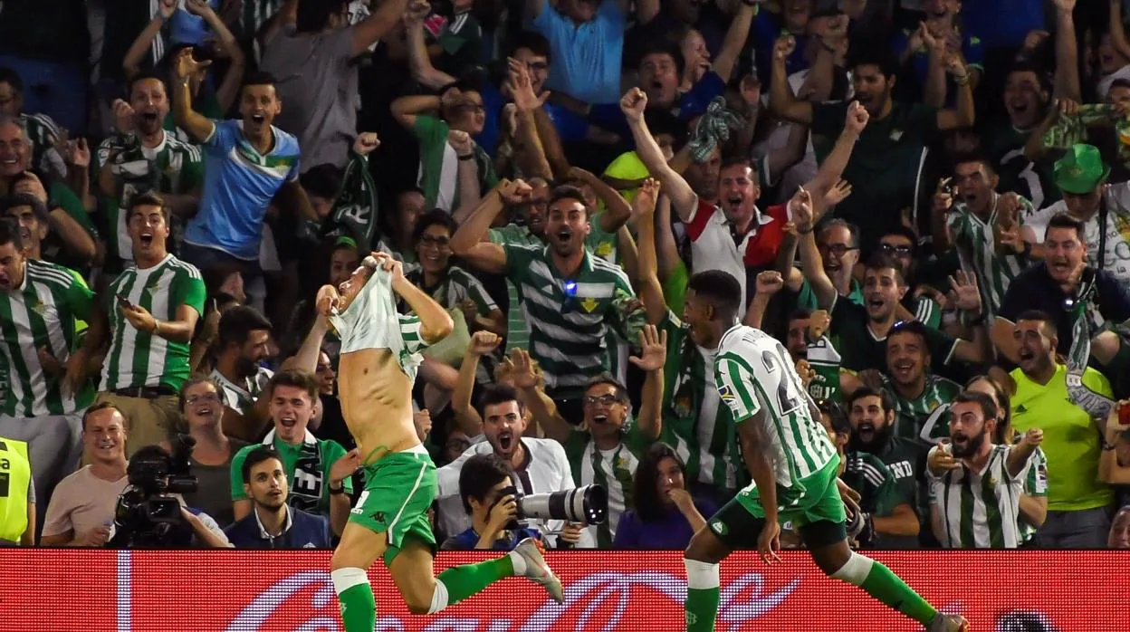 Joaquín celebra el gol durante el derbi