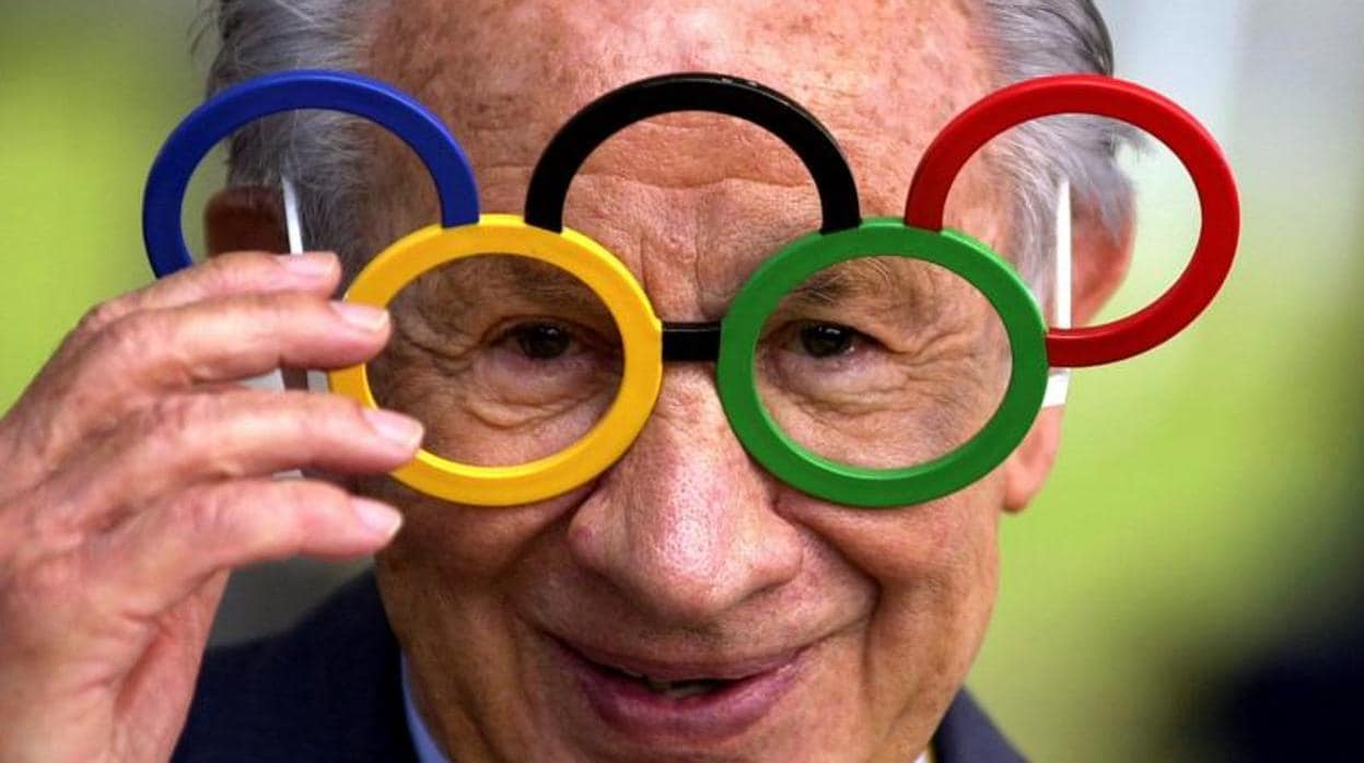 Samaranch, con unas gafas «olímpicas», en una visita a la Villa Olímpica de Sidney 2000