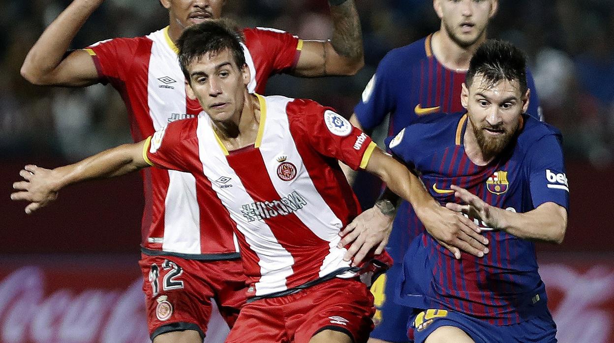 Pere Pons y Messi se disputan un balón durante un partido la pasada temporada