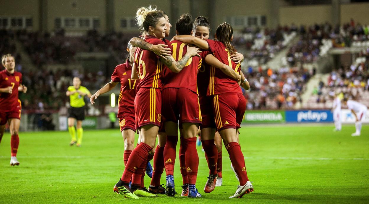 Las jugadoras españolas celebran un gol ante Serbia