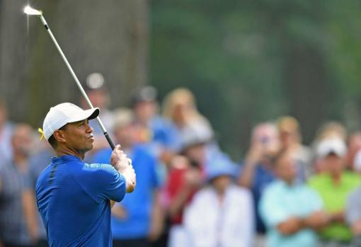 El golfista Tiger Woods y el lazo amarillo