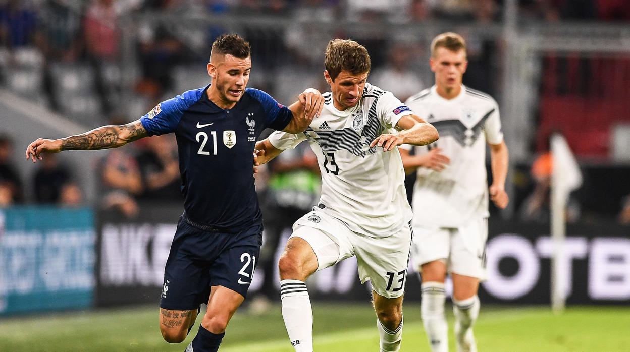 Thomas Müller pelea un balón con Lucas Hernández