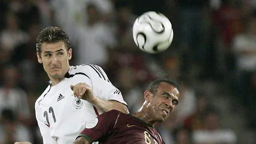 Klose en un partido entre Alemania y Portugal