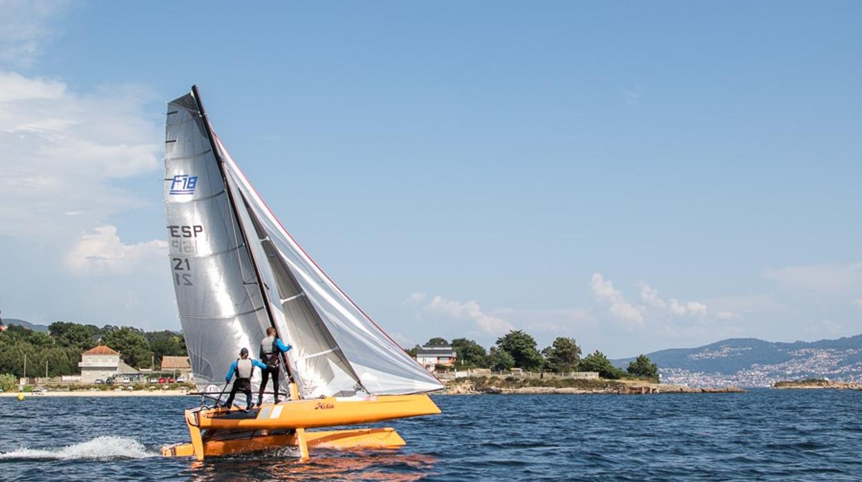 Fabián Migoya y Alexis Parcerisa lideran los F18 del Nacional de Catamaranes