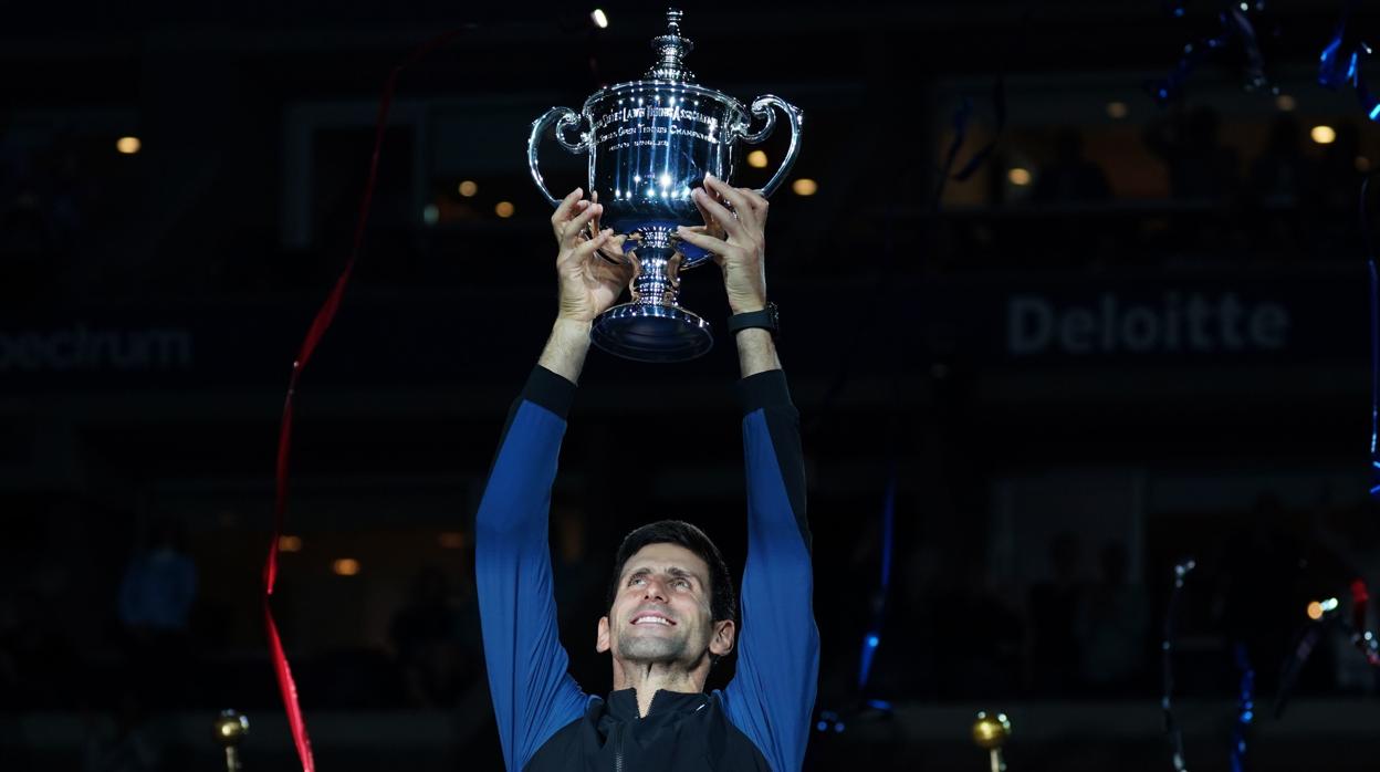 Novak Djokovic levanta el trofeo del US Open después de vencer a Del Potro en la final