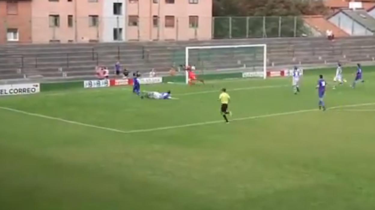 Ibom, guardameta del Beasain, durante el partido ante el San Pedro