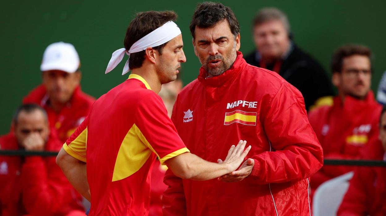 Sergi Bruguera (derecha), capitán español de la Copa Davis