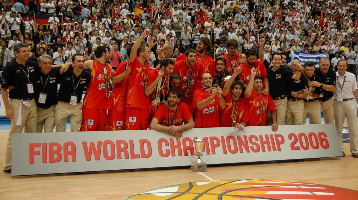 Los jugadores de la selección española celebran el Mundial conseguido en Japón 2006